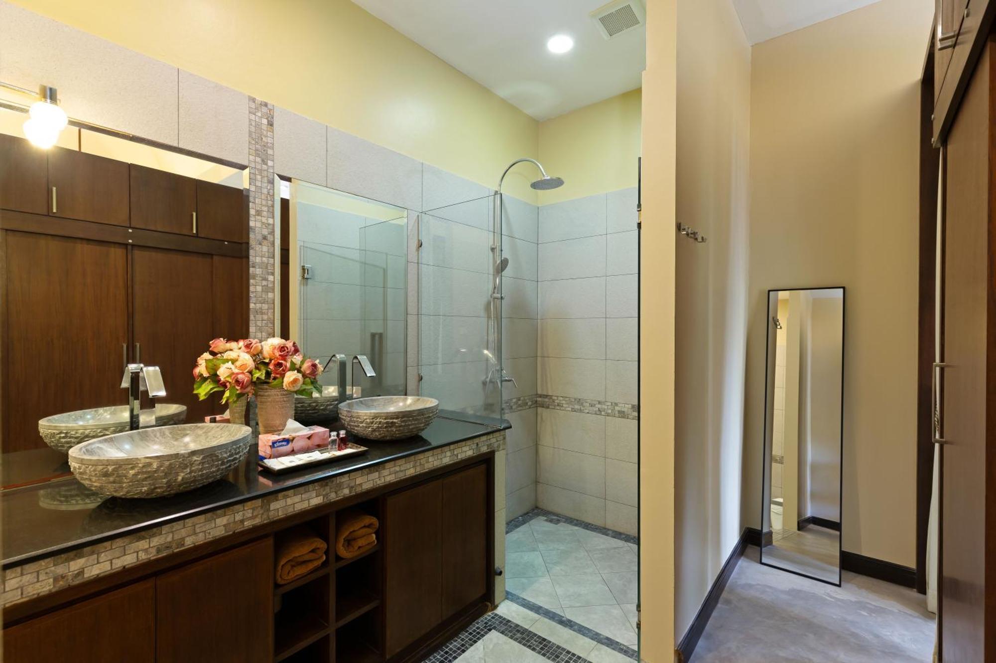 Extraordinary Courtyard 6Br Pool Villa Sri Suri, Naiharn Rawai 外观 照片