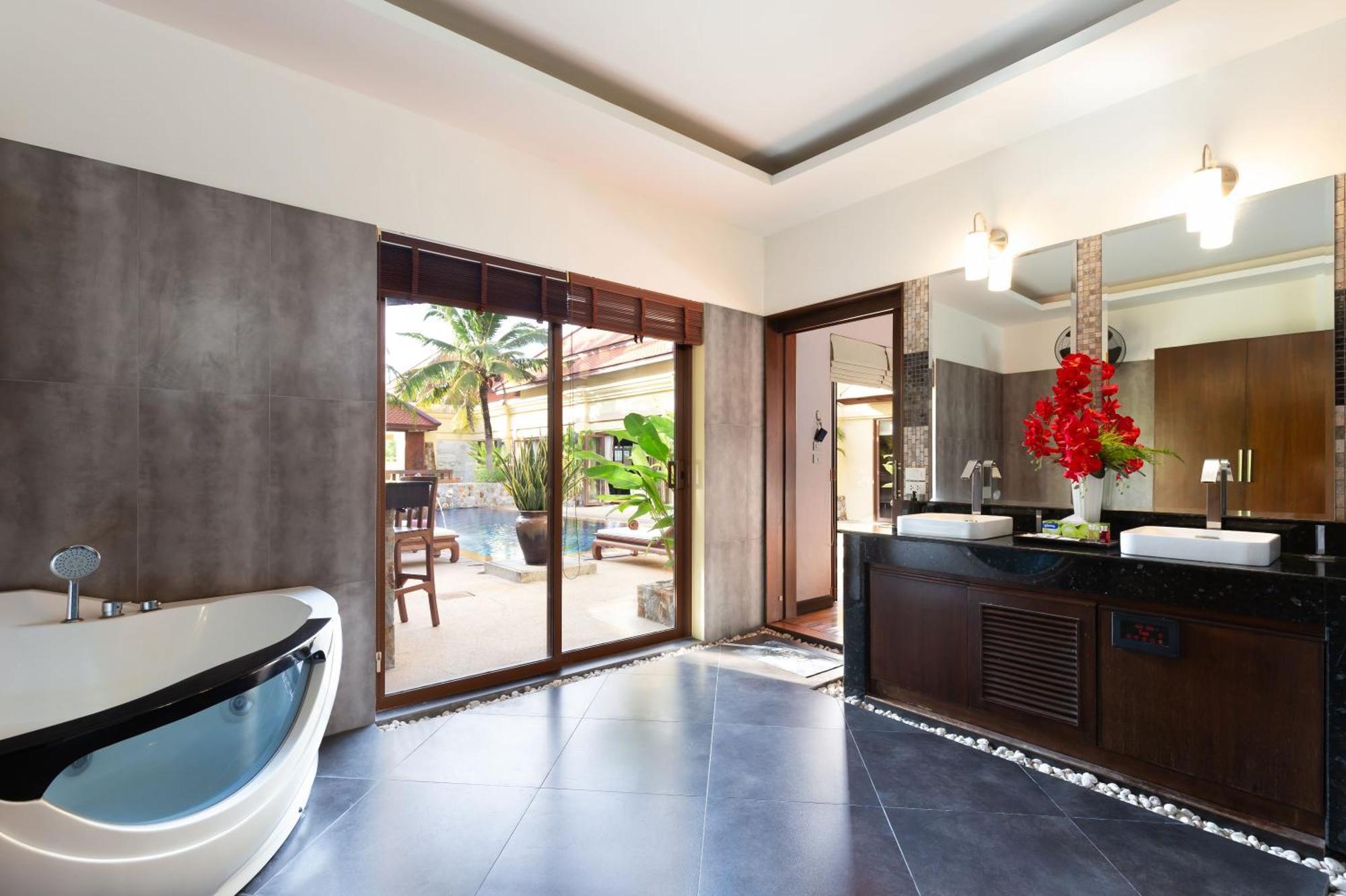 Extraordinary Courtyard 6Br Pool Villa Sri Suri, Naiharn Rawai 外观 照片